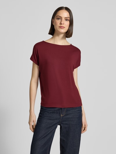 Frauenmodel trägt Relaxed Fit T-Shirt aus Viskose-Mix von s.Oliver RED LABEL in Bordeaux, Optik: Unifarben, Passform: Relaxed-Fit, Rundhals, Ärmelform: Kurzarm, Materialverarbeitung: Jersey, Ganzkörperansicht von vorne.