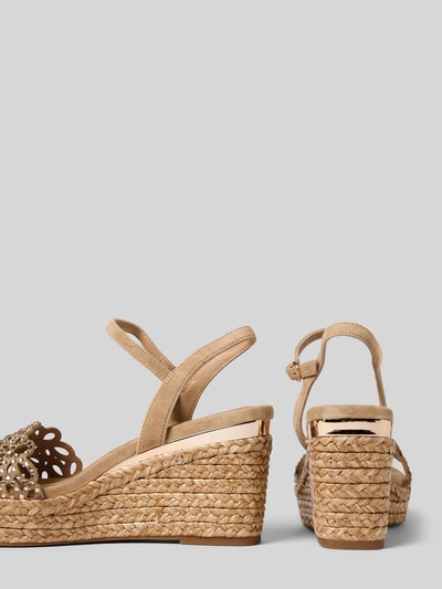Produktfoto, Sandalette aus Leder mit Keilabsatz von ALMA EN PENA in Beige mit Ziersteinbesatz, Riemen mit Dornschließe, Absatzhöhe: 10 cm, Größe 40, geflochtene Struktur.