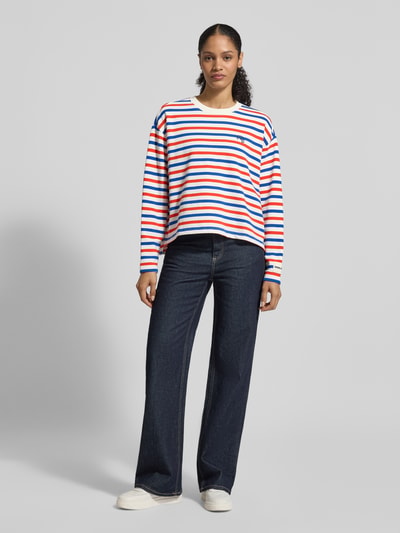 Vrouwenmodel draagt Boxy Fit Sweatshirt met ronde hals en stitching van Smith & Soul, puur katoen, meerkleurige strepen, full body van voren.