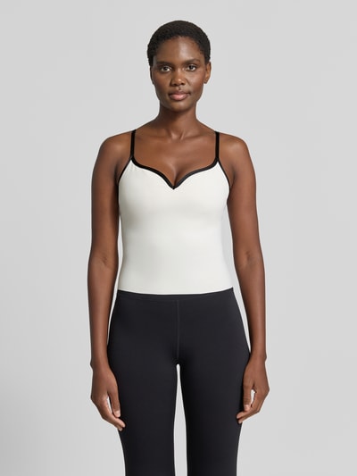 Frauenmodel trägt Trägertop mit Spaghettiträgern Modell 'Sense' von aim'n in Weiß mit V-Ausschnitt, Slim Fit, Ganzkörperansicht von vorne.