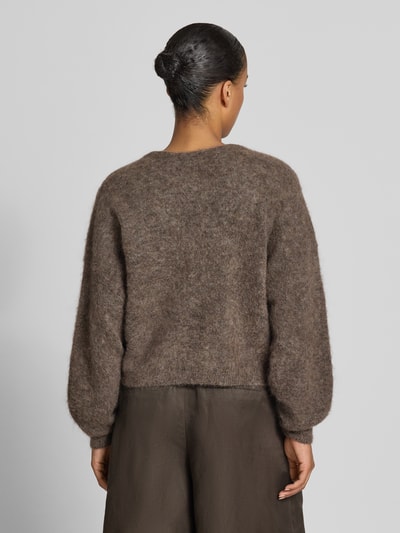 Frauenmodel trägt Strickjacke aus Woll-Mohair-Mix Modell 'debbie' von Gestuz, lockere Passform, braune Textur, Ganzkörperansicht Rückansicht. Damen Strickjacke, Stretch-Anteil, V-Ausschnitt, Knopfleiste, gerippte Ärmelabschlüsse, Rückenlänge 58 cm, Ärmellänge 65 cm.