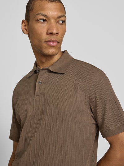 Męski model nosi Regular Fit Poloshirt reiner Baumwolle Modell 'COLE' od SELECTED HOMME, jednokolorowa struktura, bawełniany jersey, krótki rękaw, kołnierzyk polo, krótka listwa guzikowa, ujęcie: zbliżenie górnej części ciała z przodu.