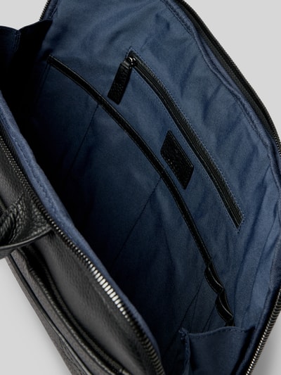 Produktfoto, Laptoptasche mit Tragehenkeln Modell 'Cardona Samu' von JOOP! Collection, Innenansicht, schwarz, Reißverschluss, Hauptfach mit Label-Detail, strukturierte Oberfläche, passend für Herren, Maße 39x29x6 cm, langer Schulterriemen.