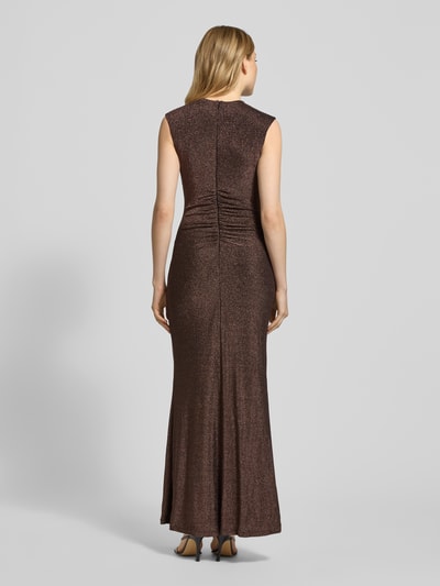 Kobiece modelka nosi brązowe, metaliczne, dopasowane maxi wieczorowe sukienki Abendkleid im Metallic-Look Modell 'Kristy' od Forever New, widok całej sylwetki z tyłu.