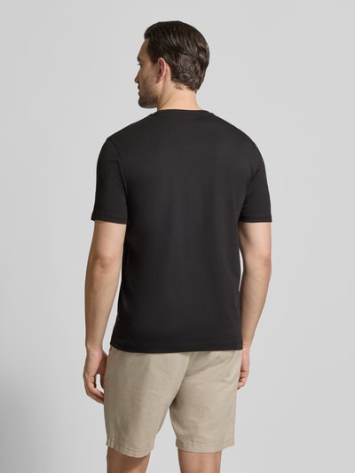 Männermodel trägt schwarzes T-Shirt mit Label-Detail von bugatti aus reiner Baumwolle, gerader Schnitt, Rückenlänge 70 cm, Ganzkörperansicht Rückansicht.