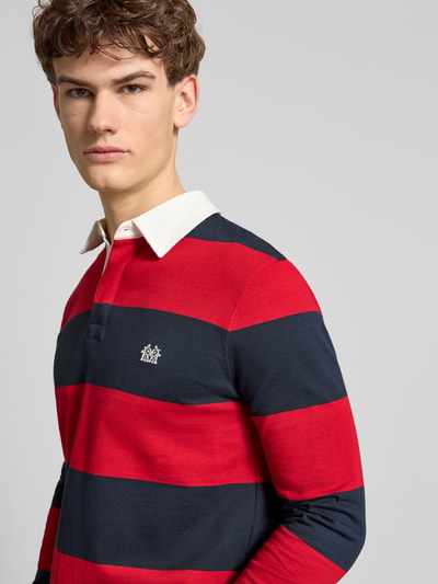 Männermodel trägt Regular Fit Poloshirt mit Rugby-Streifen und Logo-Bestickung von REVIEW, reine Baumwolle, Nahaufnahme Oberkörper.