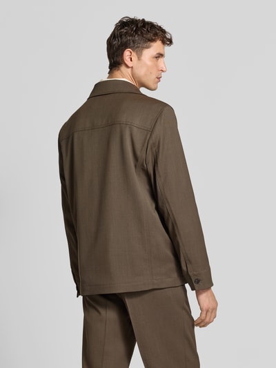 Mannelijk model draagt Regular Fit Hemdjacke met wol van Filippa K in olijfgroen, elastische materiaalmix, ruglengte maat 50, geheel zichtbaar van achteren.