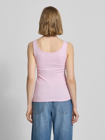 Frauenmodel trägt Slim Fit Tank Top aus Bio-Baumwoll-Mix Modell 'KITTE' von Pieces in Optik: Unifarben, Materialverarbeitung: Ripp, Ganzkörperansicht Rückansicht.