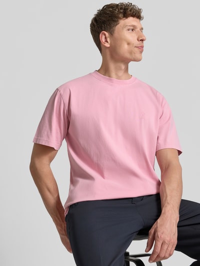 Männermodel trägt Relaxed Fit T-Shirt aus reiner Bio-Baumwolle Modell 'ICONIC MAARKOS GD' von Armedangels, Optik: Unifarben, Logo-Print, Rundhals, Kurzarm, Materialverarbeitung: Jersey, Herren T-Shirt, Ganzkörperansicht von vorne.