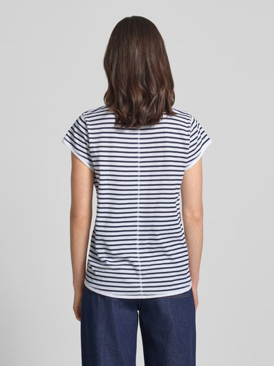 Kobiece modelka nosi T-Shirt mit Streifenmuster und Rundhalsausschnitt von Christian Berg Woman, bawełna ekologiczna, krój regular fit, wzór w paski, okrągły dekolt, długość tyłu w rozmiarze S: 69 cm, widok całej sylwetki z tyłu