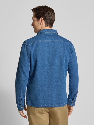 Męski model trägt Hemdjacke aus Baumwoll-Leinen-Mix in Denim-Optik von MAERZ Muenchen, krój regular fit, kołnierzyk typu kent, listwa guzikowa, kieszenie na piersi, długość tyłu w rozmiarze 50: 71 cm, niebieska, gładka faktura, imitacja denimu. Ganzkörperansicht Rückansicht.