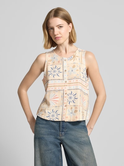 Frauenmodel trägt Blusentop aus Viskose-Leinen-Mix mit Knopfleiste von Jake*s Casual, Allover-Look, Rundhalsausschnitt, Regular-Fit, Rückenlänge 48 cm bei Größe 36, sanfte Beige- und Blautöne, strukturierte Oberfläche, Ganzkörperansicht von vorne.