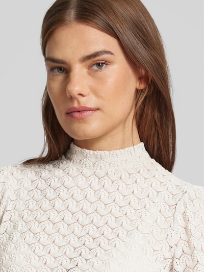 Vero Moda Bluzka koronkowa o kroju regular fit z bufiastymi rękawami model ‘BECCA’ Jasnoszary 3