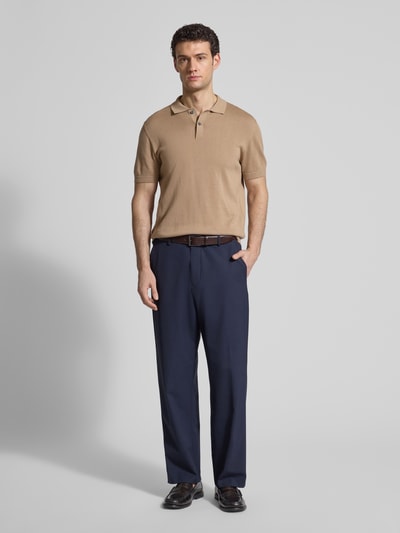 Männermodel trägt Loose Fit Anzughose mit Viskose-Anteil Modell 'LIAM' von SELECTED HOMME in Dunkelblau, unifarben, Ganzkörperansicht von vorne