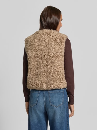 Frauenmodel trägt Relaxed Fit Weste mit Teddystruktur Modell 'Wikara' von OPUS in Beige, unifarbene Fleece-Struktur, Ganzkörperansicht Rückansicht.