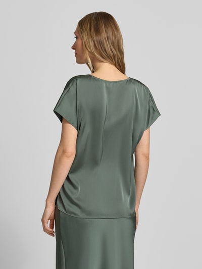 Frauenmodel trägt Blusenshirt aus Satin mit V-Ausschnitt von V by Vera Mont in Grün, Regular Fit, Kappärmel, Rückenlänge 61 cm, Ganzkörperansicht Rückansicht.