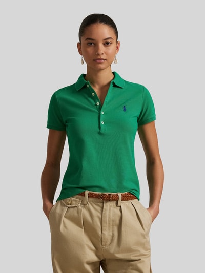 Frauenmodel trägt Slim Fit Poloshirt aus Baumwoll-Mix von Polo Ralph Lauren, Optik: Unifarben, Logo-Stitching, Ganzkörperansicht von vorne.