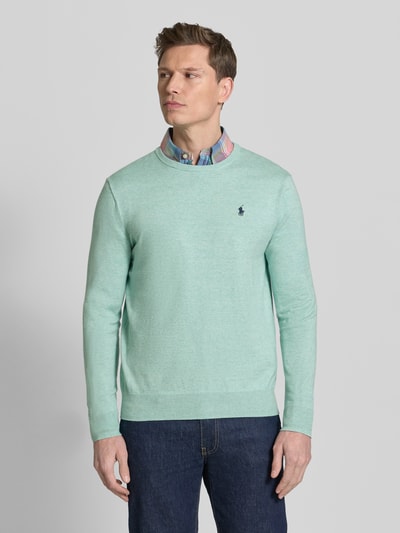 Męski model nosi Slim Fit Pullover aus reiner Baumwolle von Polo Ralph Lauren, kolor jednolity, logo, okrągły dekolt, dzianina, bawełna, widok całej sylwetki z przodu.