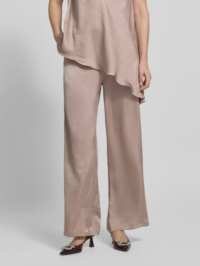 Frauenmodel trägt Hose aus Satin mit elastischem Bund von Little Mistress in Beige, Wide-Leg, Satin-Haptik, Bundweite 34 cm, Innenbeinlänge 76 cm, Nahaufnahme Unterkörper, Vorderansicht.