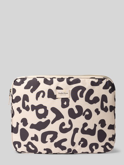 Produktfoto, Laptop-Tasche mit Logo-Print Modell 'Puffy' von Studio Noos, cremefarben mit schwarzem Animal-Print, glatte Oberfläche, Reißverschluss.