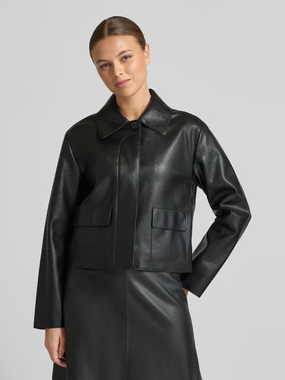 Frauenmodel trägt Jacke in Leder-Optik Modell 'SABINA' von Mango, Regular-Fit, Hemdblusenkragen, Knopfleiste, Pattentaschen, Nahaufnahme Oberkörper