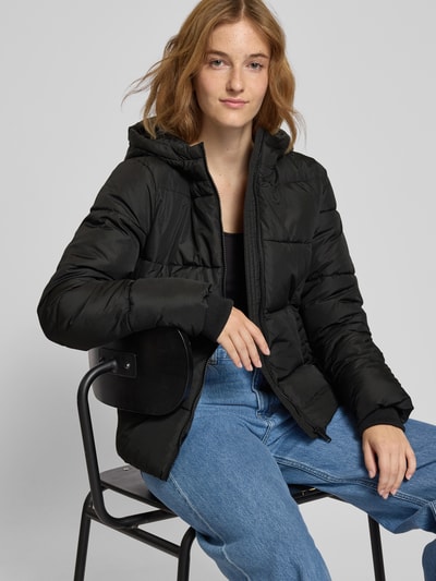 Pieces Kurtka pikowana o kroju regular fit z kapturem model ‘BEE NEW’ Czarny 3