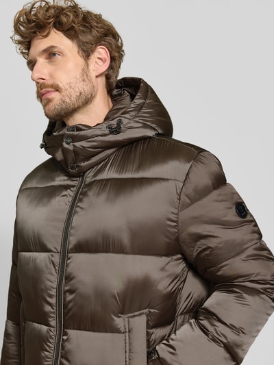 Mannenmodel draagt Regular fit gewatteerd jack met kapuzenkraag van JOOP! collectie in bruin, glanzende textuur, Nahaufnahme Oberkörper.
