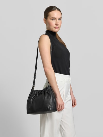 Vrouwenmodel draagt Hobo Bag met Logo-Prägung model 'CLOUD' van LIEBESKIND BERLIN in zwart, hoofdvak met magneetsluiting, verstelbare schouderband, geheel aanzicht van voren.