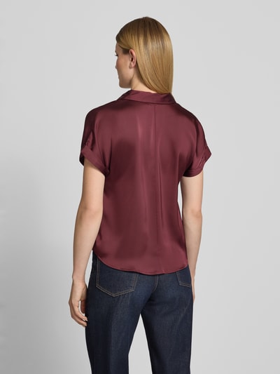 Frauenmodel trägt Regular Fit Bluse mit V-Ausschnitt Modell 'ENNA RAVENNA' von Vila aus Satin in Bordeaux, Rückenlänge 59 cm, Ganzkörperansicht Rückansicht.