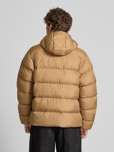 adidas Originals Kurtka pikowana o kroju regular fit z wyhaftowanym logo model ‘Commercial’ Średniobrązowy 5