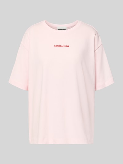 Produktfoto, Oversized T-Shirt aus reiner Baumwolle Modell 'GIANNAA CHAANGE' von Armedangels in zartem Rosa, Label Print auf der Brust, fein gerippte Struktur.