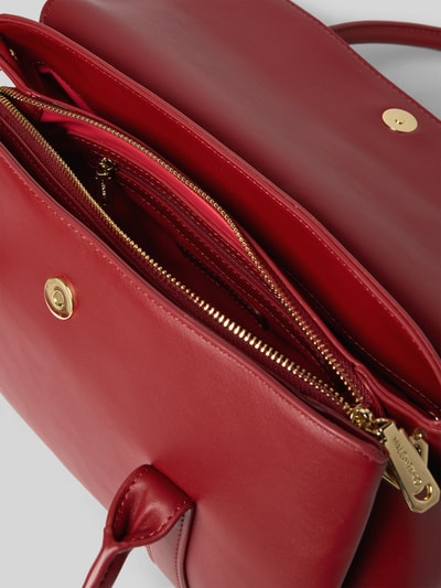 Produktfoto, czerwona Handtasche mit Label-Applikation od VALENTINO BAGS z klapką, zamknięciem magnetycznym i złotym suwakiem, detal wnętrza, wymiary: 34x17x14 cm, pasek 125 cm
