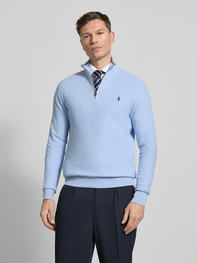 Mannelijk model draagt Regular Fit Troyer uit puur katoen van Polo Ralph Lauren, look: effen, logodetail, piqué, lange mouw, voorkant, bovenlichaam close-up.