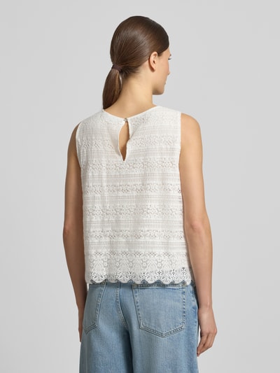 Frauenmodel trägt Blusentop aus Spitze mit Rundhalsausschnitt von comma aus Baumwoll-Mix in Off-White, Regular Fit, Rückenansicht, Ganzkörperansicht Rückansicht.