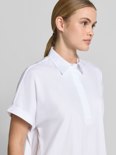 Frauenmodel trägt Bluse mit kurzer verdeckter Knopfleiste von ETERNA aus weißer Baumwolle, Hemdblusenkragen, Nahaufnahme Oberkörper