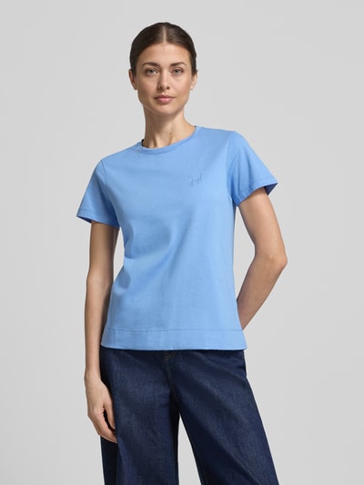 Frauenmodel trägt T-Shirt mit Rundhalsausschnitt und Motiv-Stitching von JOOP!, Reine Baumwolle, Gerader-Schnitt, Damen T-Shirt, Ganzkörperansicht von vorne. Rückenlänge bei Größe 36: 57 cm.