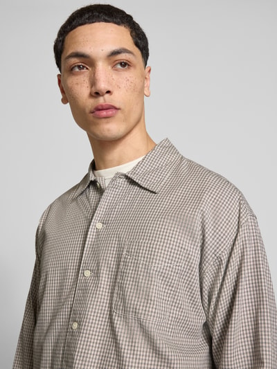 Mannelijk model draagt Regular Fit Freizeithemd aus Baumwolle Modell 'AUSTIN' van Jack & Jones, ruitpatroon, borstzak, nahaufnahme bovenlichaam.