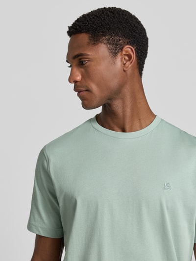 Männermodel trägt mintgrünes T-Shirt mit Rundhalsausschnitt und Logo-Stitching von Lerros aus reine Baumwolle, Regular-Fit, Nahaufnahme Oberkörper.