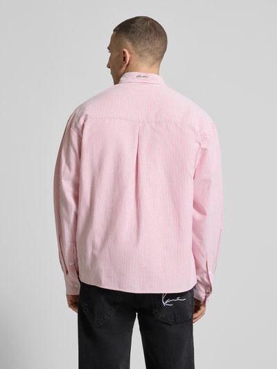 Männermodel trägt Regular Fit Freizeithemd mit Button-Down-Kragen von ANOTHER COTTON LAB, Baumwoll-Mix, Rückenansicht Ganzkörperansicht.