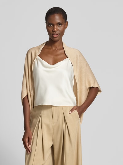 Frauenmodel trägt Loose Fit Cardigan aus Viskose-Mix von s.Oliver BLACK LABEL in Schimmernde-Optik, Strick, Kurzarm, Verschlusslos, Nahaufnahme Oberkörper.