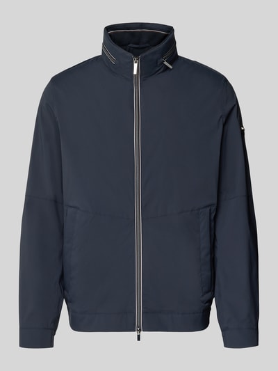 Produktfoto, Regular Fit Jacke mit Stehkragen von bugatti in donkerblauw met logodetail, capuchon, tweewegritssluiting, steekzakken, elastische mouwboorden, ruglengte maat 50: 68 cm, schouderbreedte: 42 cm, borstwijdte: 50 cm, mouwlengte: 65 cm