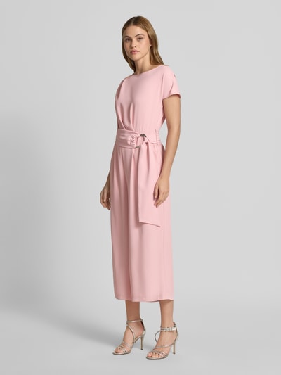 Frauenmodel trägt Jumpsuit mit Stretch-Anteil von Betty Barclay in Rosa, Gürtel, Kurzarm, 7/8-Länge, Ganzkörperansicht von vorne.