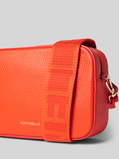 Coccinelle Crossbody Bag aus Leder mit Label-Print Koralle 3