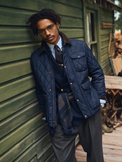 Männermodel trägt Slim Fit Businesshemd aus reiner Baumwolle von Polo Ralph Lauren in Weiß und Blau, Ganzkörperansicht von vorne.