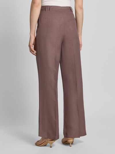Frauenmodel trägt Wide Leg Hose aus Leinen-Mix mit Gürtel von Christian Berg Woman Selection, Leinen-Viskose-Anteil, Ganzkörperansicht Rückansicht.
