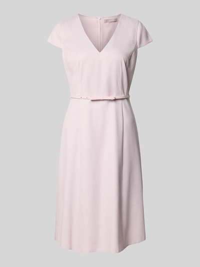 Produktfoto, Knielanges Kleid mit Gürtel von Christian Berg Woman Selection in zartem Rosa, fein strukturierter Material-Mix mit Viskose, A-Linie, V-Ausschnitt.
