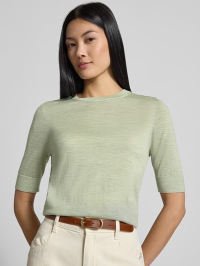 Frauenmodel trägt Regular Fit Pullover aus reiner Schurwolle Modell 'Farbella' von BOSS in zartgrün, feine glatte Textur, Nahaufnahme Oberkörper, Damen Pullover von BOSS