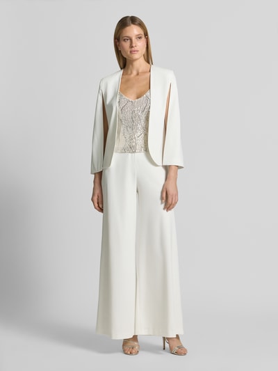 Frauenmodel trägt Blazer in offener Passform von Swing aus Material-Mix mit Stretch-Anteil, taillierter Schnitt, Rückenlänge 63 cm, Ganzkörperansicht von vorne