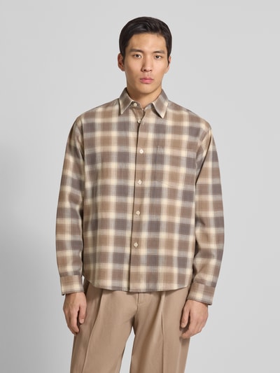 Männermodel draagt Regular Fit Vrijetijdsoverhemd uit puur katoen Model 'CTMENZO' van SELECTED HOMME, rasterruit patroon, vooraanzicht borst-nahaufnahme.