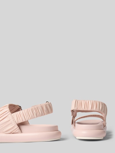 Produktfoto, Sandalette aus Leder mit Klettverschluss von Marc Cain Bags & Shoes mit Abgerundete-Spitze, glatter Sohle, Absatzhöhe: 3 cm bei Größe 40, zartrosa Farbton, dezentes Faltenmuster auf den Riemen